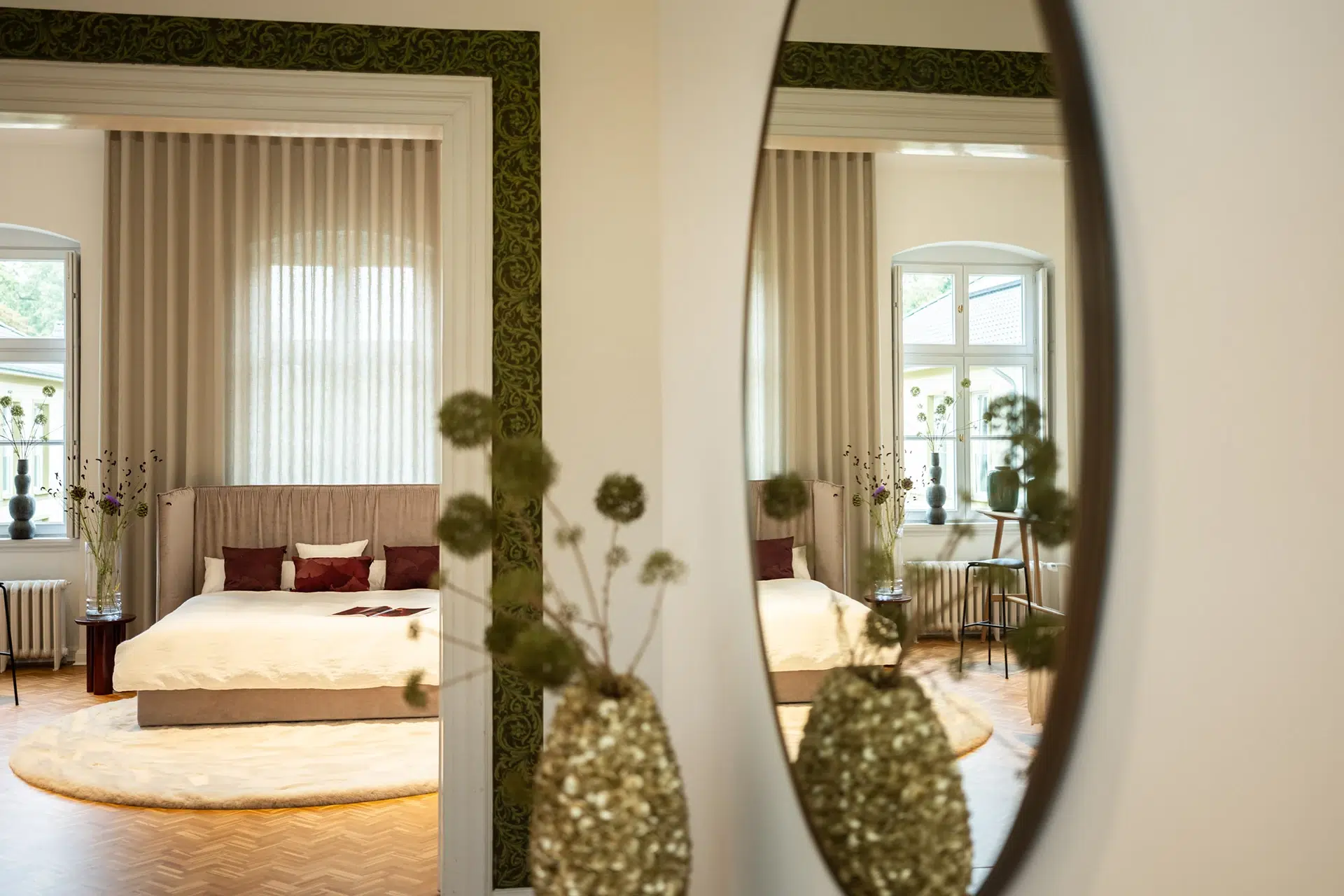 CONG4-schmaler-Showroom-Einblick-durch-Spiegel